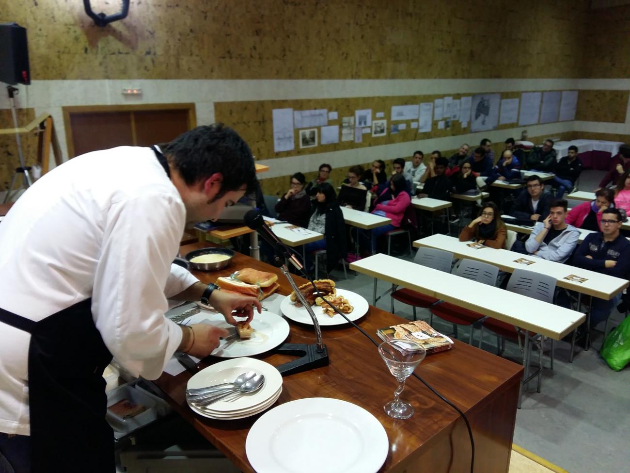 Los alumnos de las escuelas de hostelería de Salamanca y Valladolid conocen las recetas del Torrezno de Soria