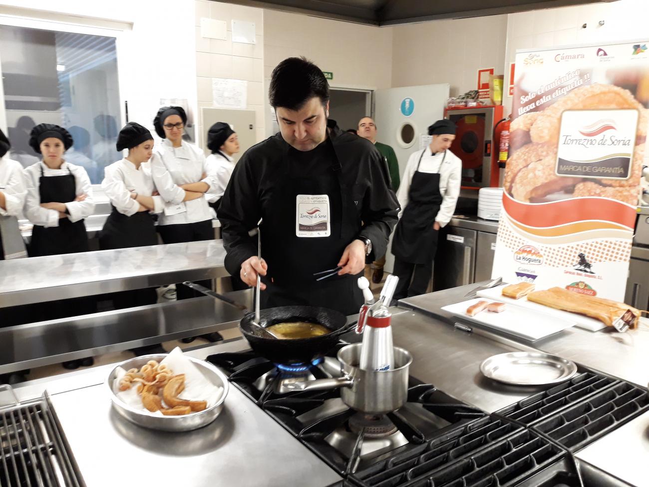 Un centenar de estudiantes de Hostelería de Burgos y León aprenden a hacer  el Mejor Torrezno de Soria