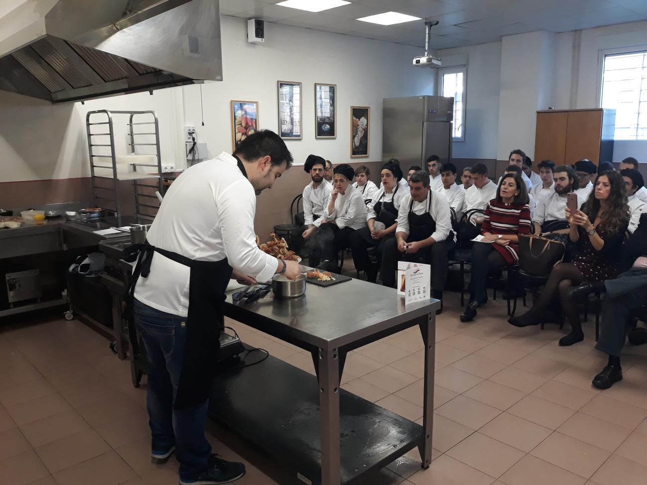 Un centenar de estudiantes de hostelería de Cantabria y Palencia aprenden a hacer el Torrezno de Soria