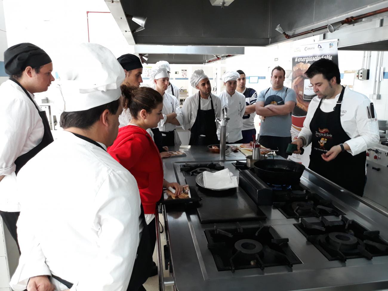 Los futuros cocineros y camareros de Madrid conocen a fondo el Torrezno de Soria