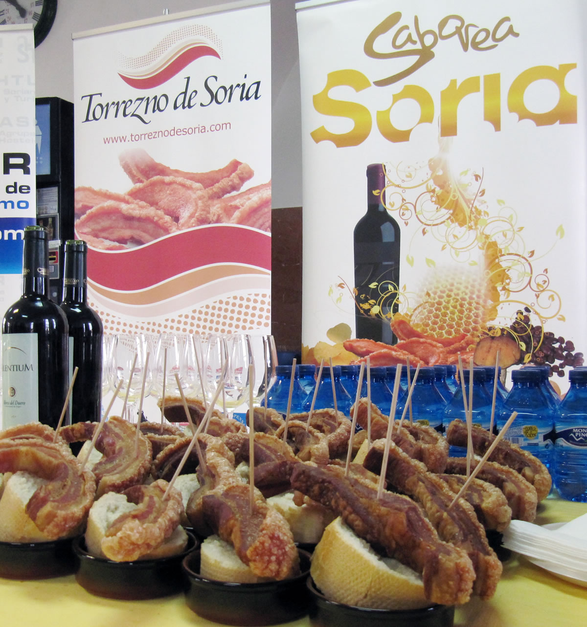 Los viajeros del tren Campos de Castilla degustan el Torrezno de Soria a su llegada a la estación de la capital soriana
